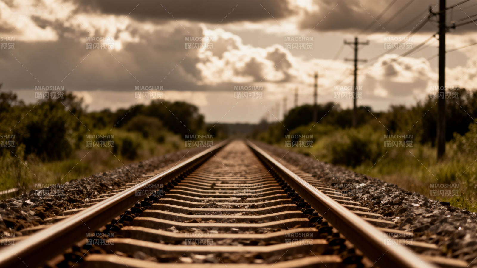 铁轨延伸向远方图片