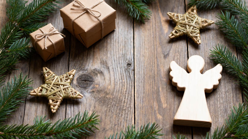 圣诞装饰木桌摆拍图片