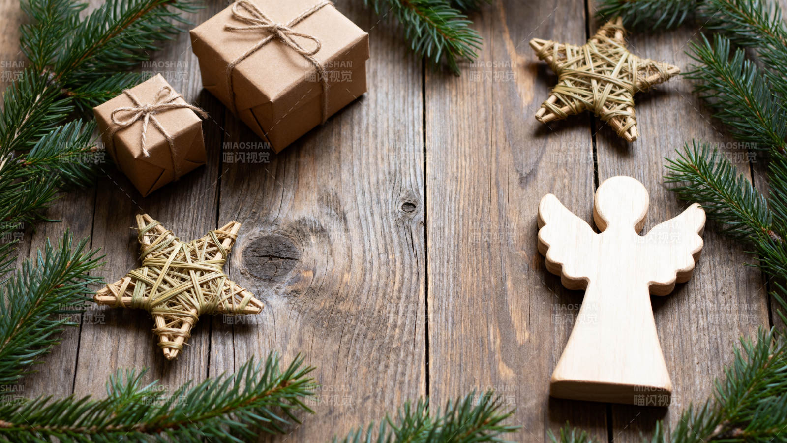圣诞装饰木桌摆拍图片