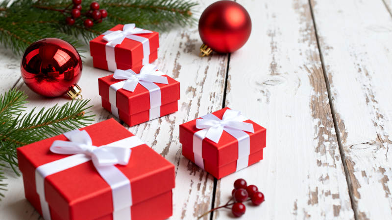 圣诞礼盒与装饰球图片