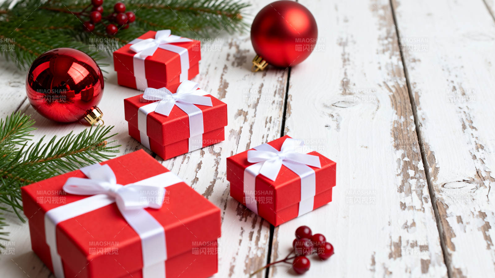 圣诞礼盒与装饰球图片