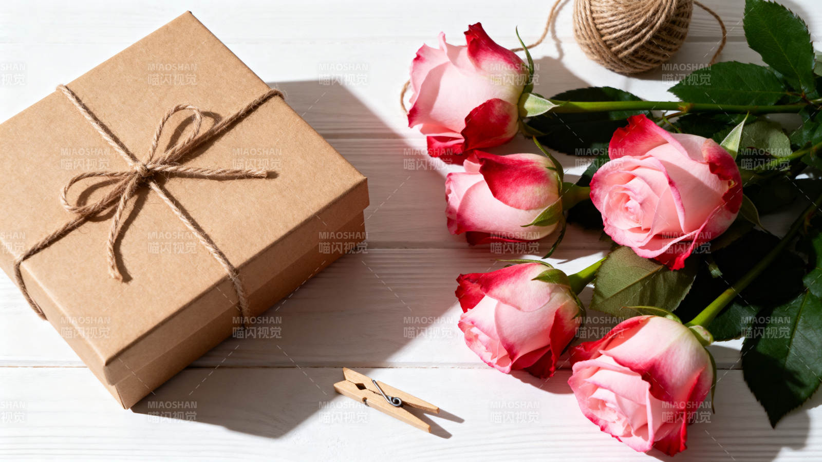 玫瑰与礼盒图片