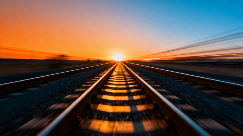 铁轨尽头的夕阳图片