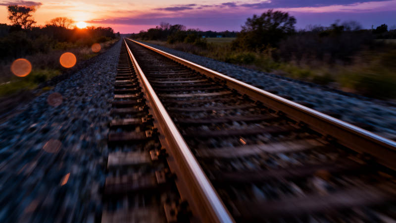 铁轨尽头的夕阳图片