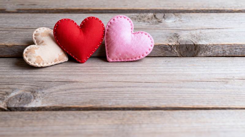 三颗心形布艺装饰图片