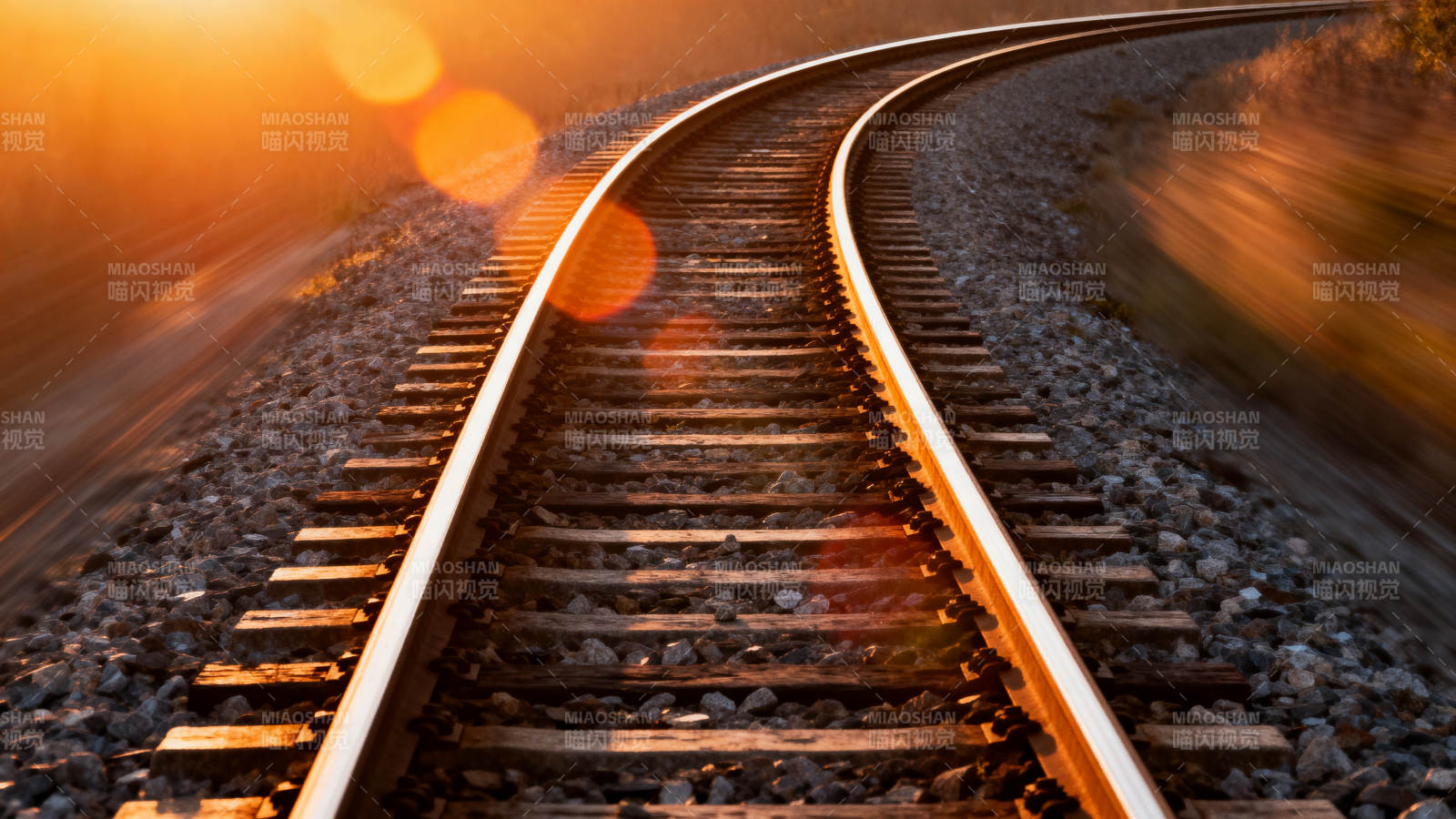 夕阳下的铁轨图片