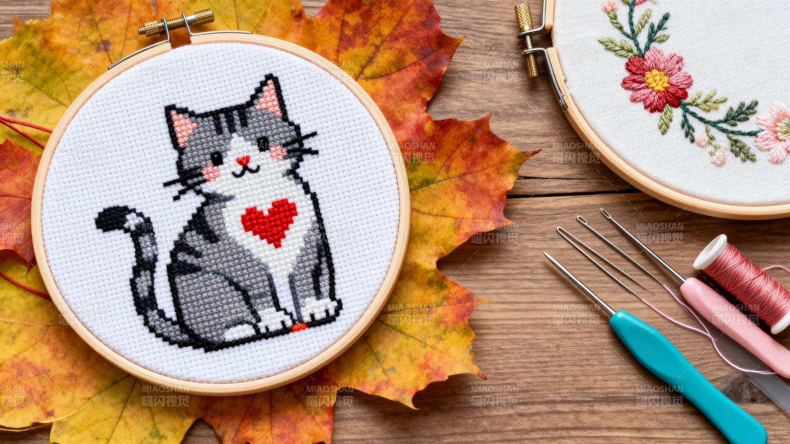 猫咪刺绣秋叶相伴图片