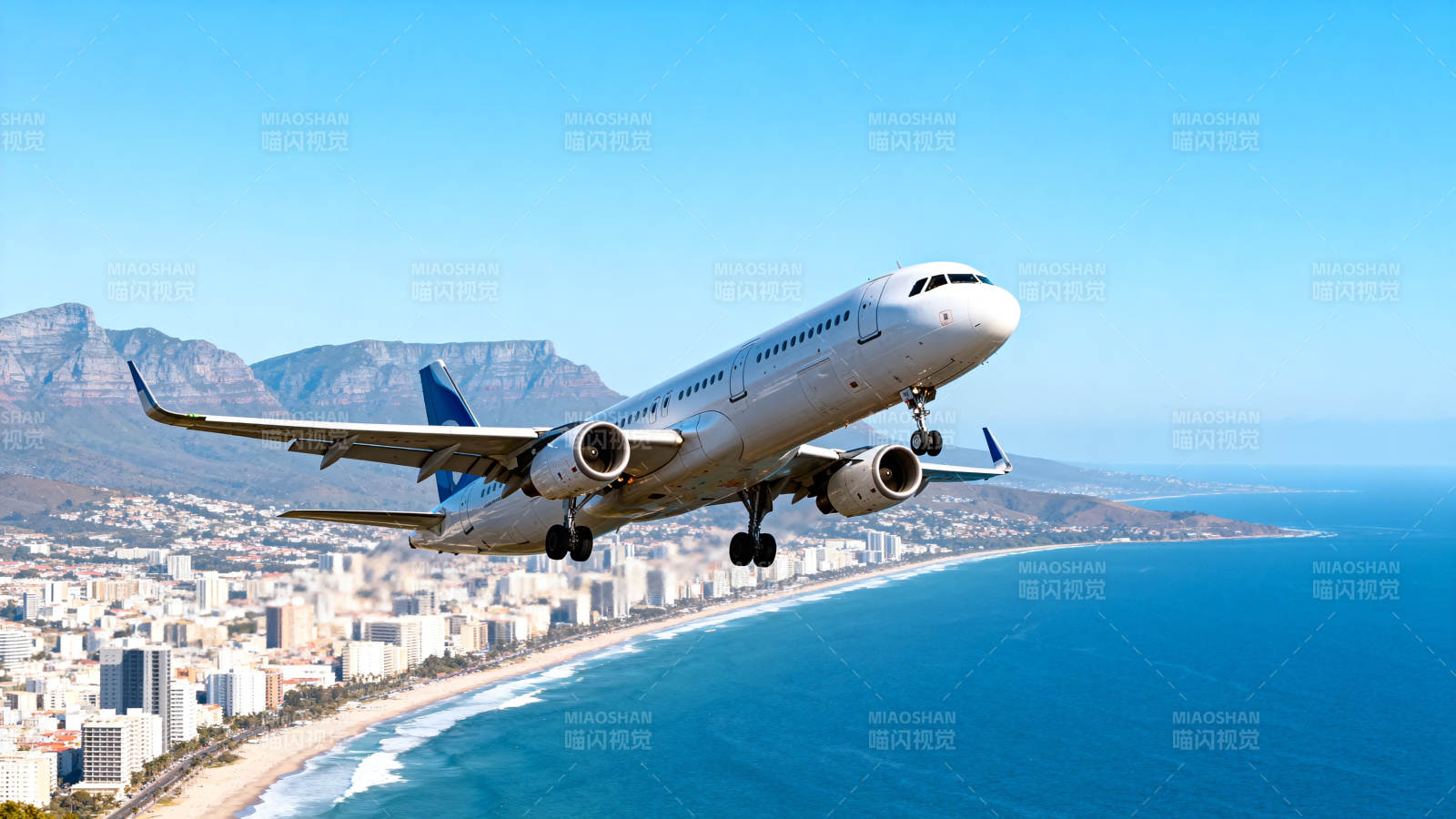 飞机飞越海岸城市图片