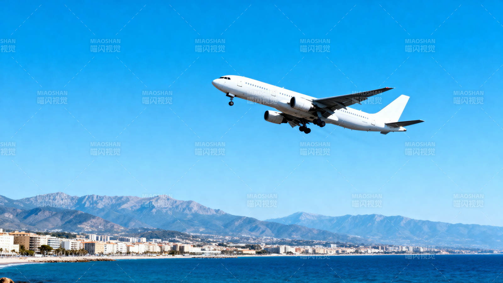 飞机飞越海滨城市图片