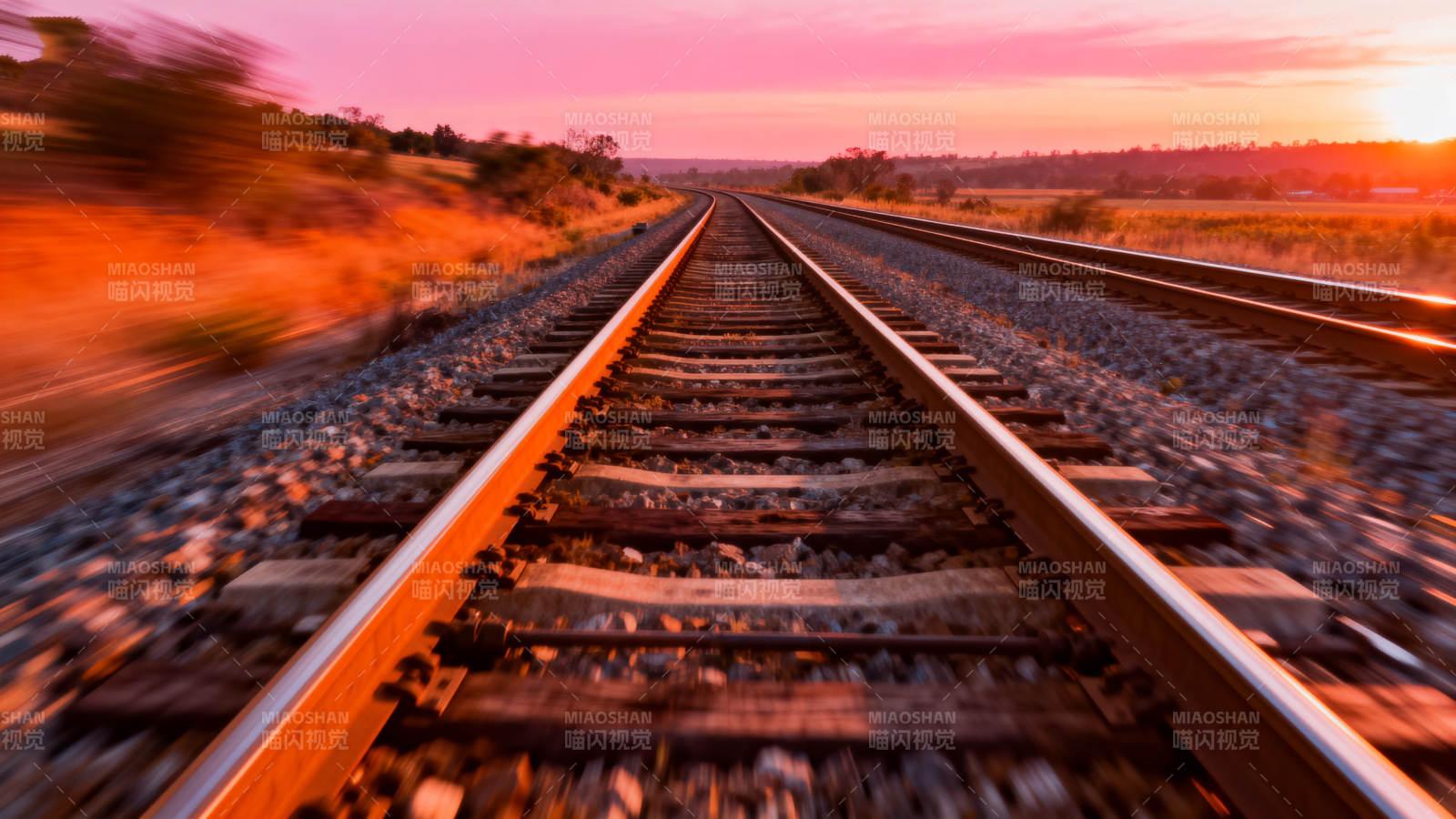 铁轨延伸向夕阳图片