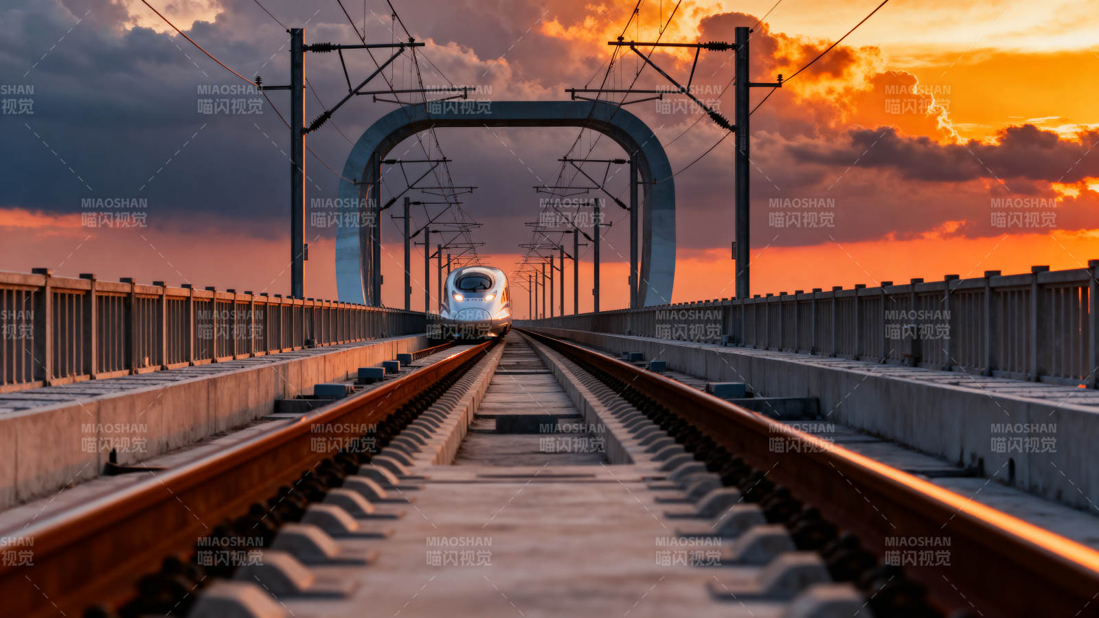 高铁穿行于夕阳下图片