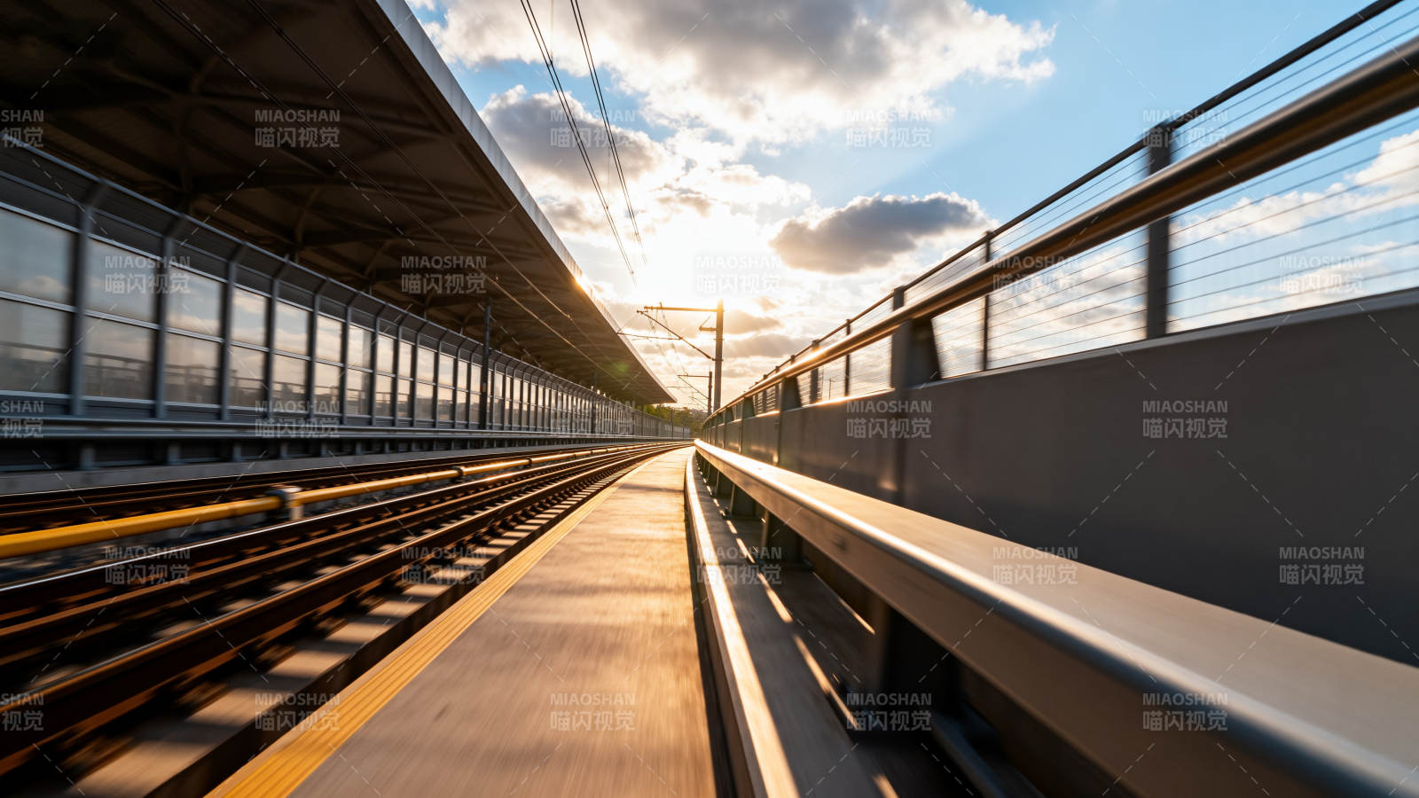 夕阳下的高架轨道图片