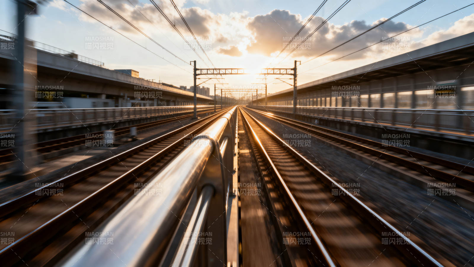 铁轨延伸向夕阳图片