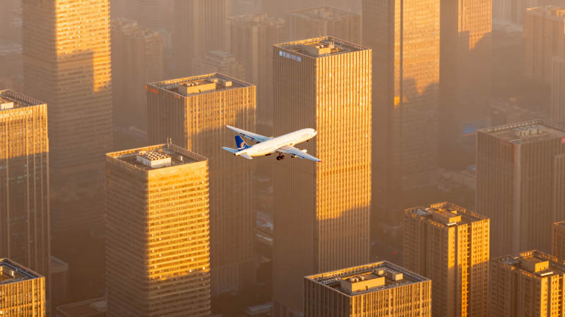 城市上空的飞机图片