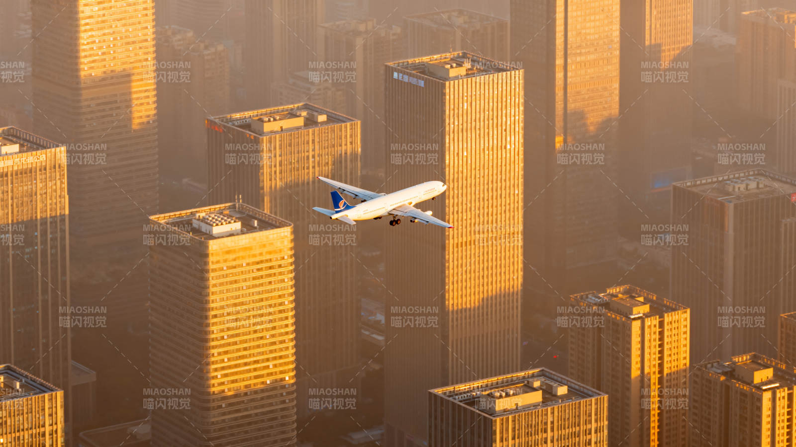 城市上空的飞机图片