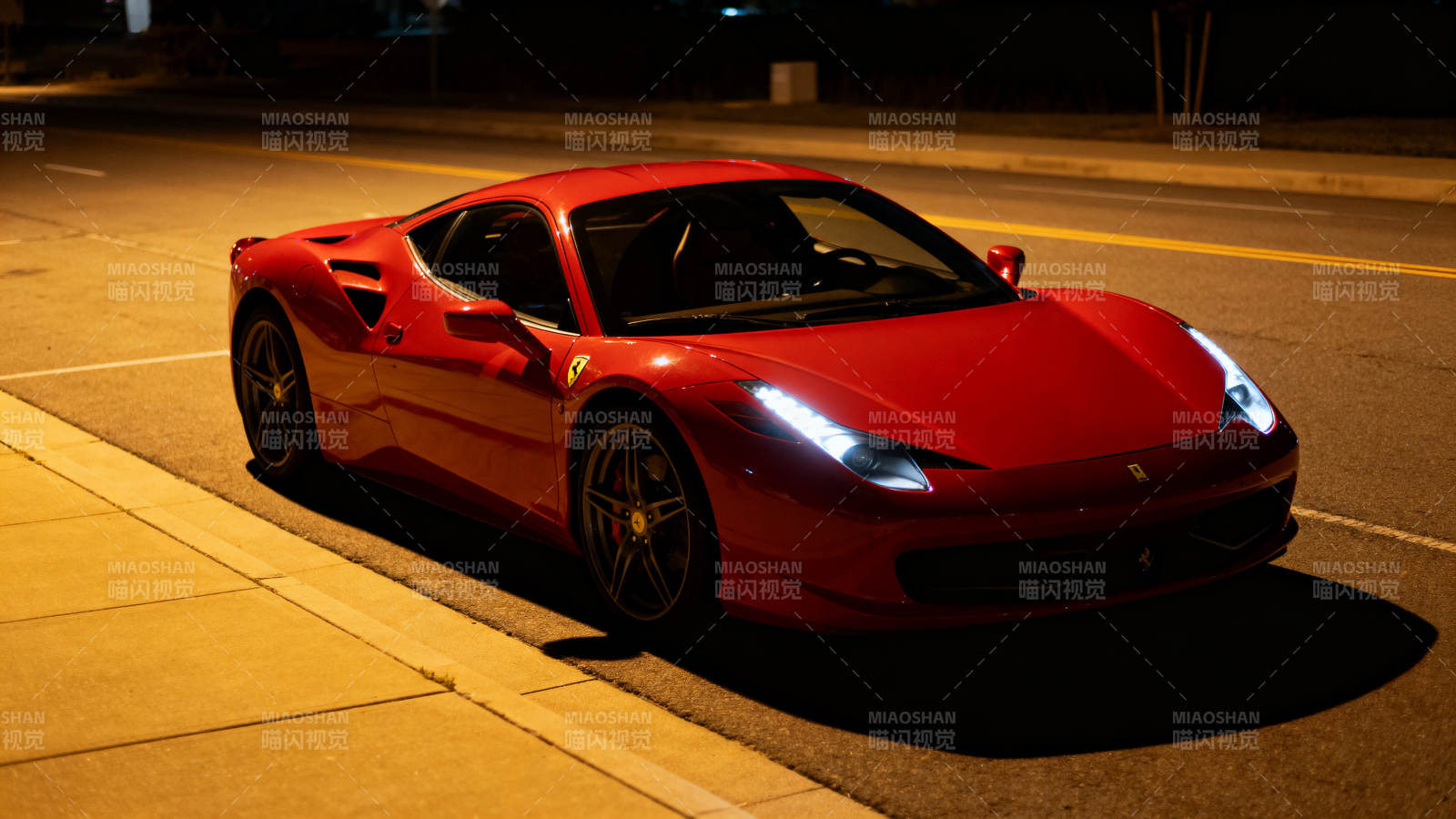 红色法拉利夜泊街边图片