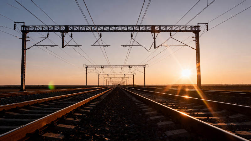 铁轨尽头的夕阳图片