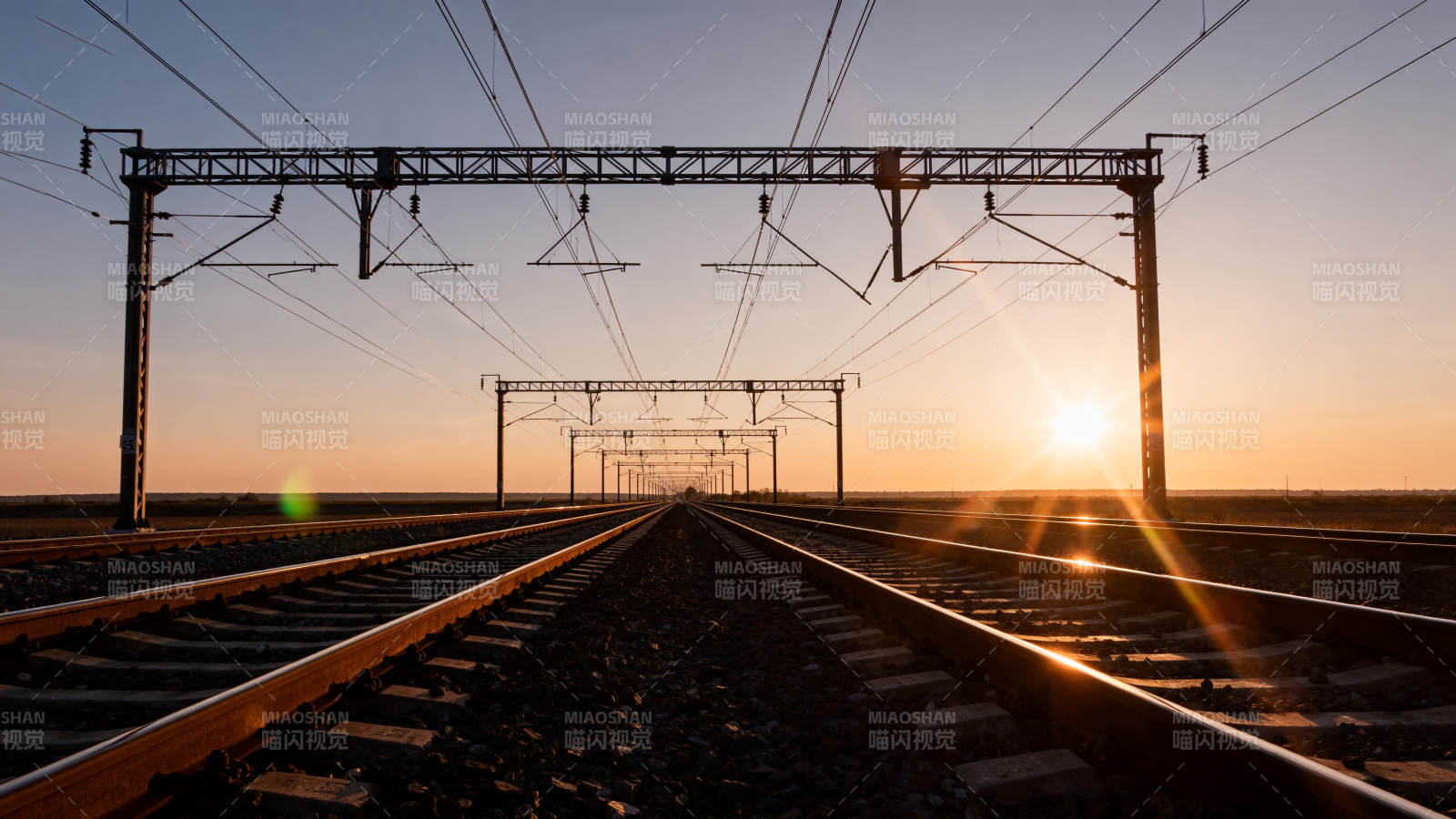 铁轨尽头的夕阳图片