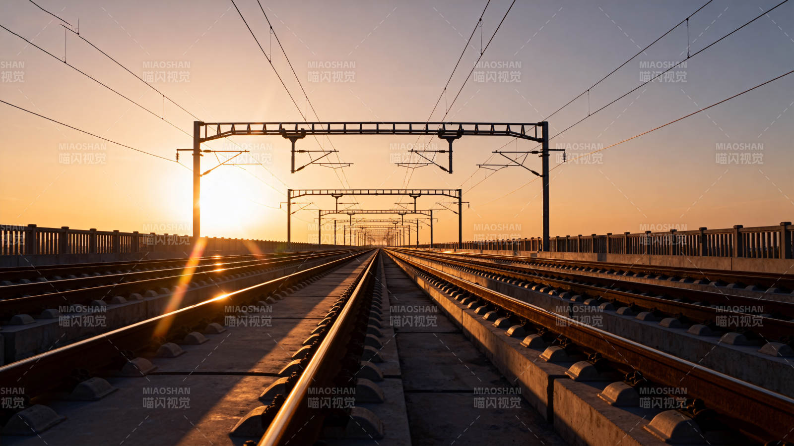 铁轨尽头的夕阳图片