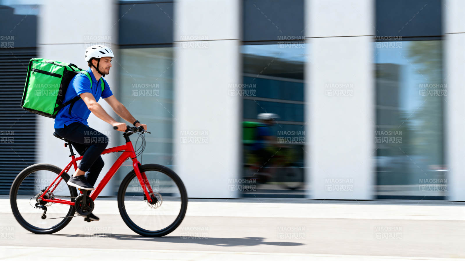 骑手送餐中图片