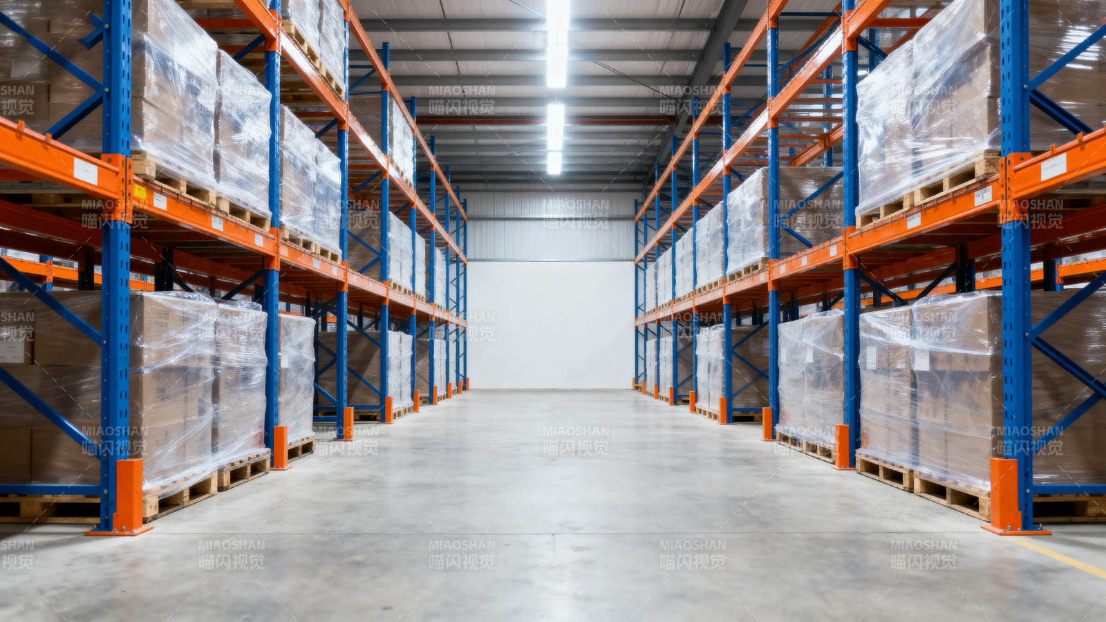 宽敞明亮的仓库内部图片