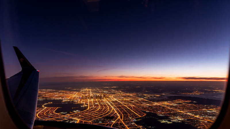 夜航俯瞰城市灯火图片