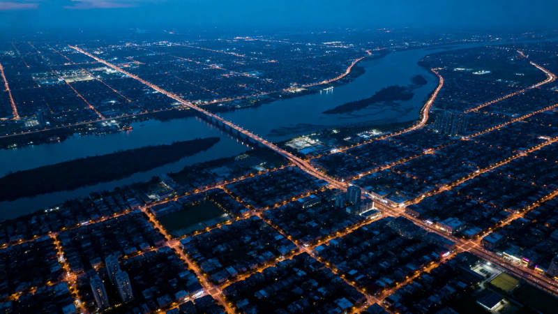 夜幕下的城市灯火图片