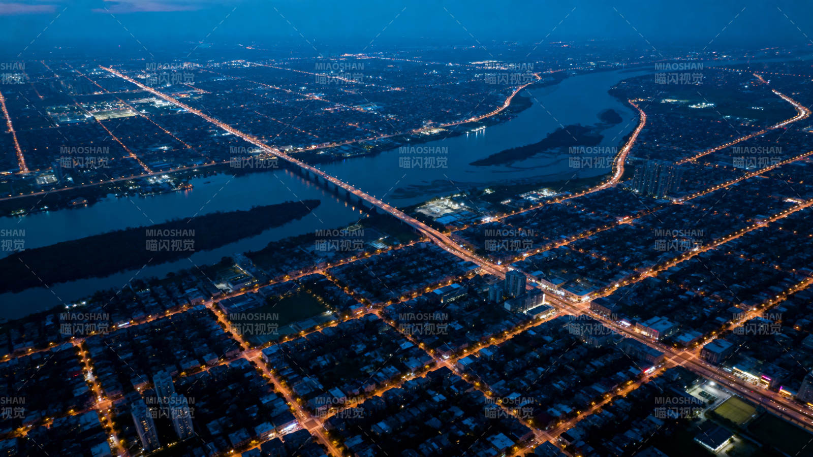 夜幕下的城市灯火图片