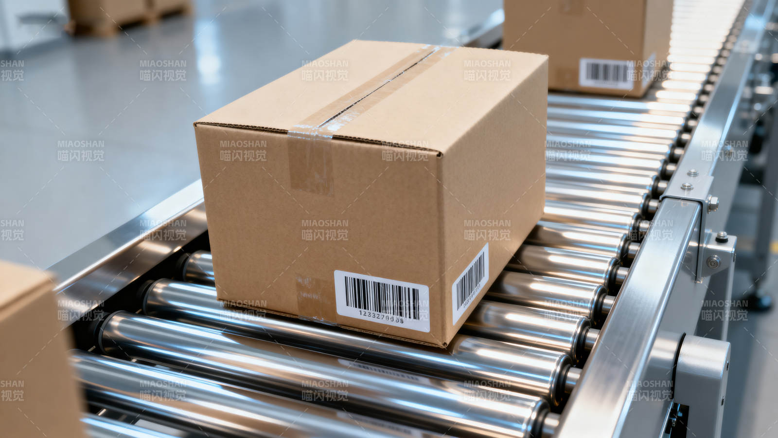 包裹在传送带上图片