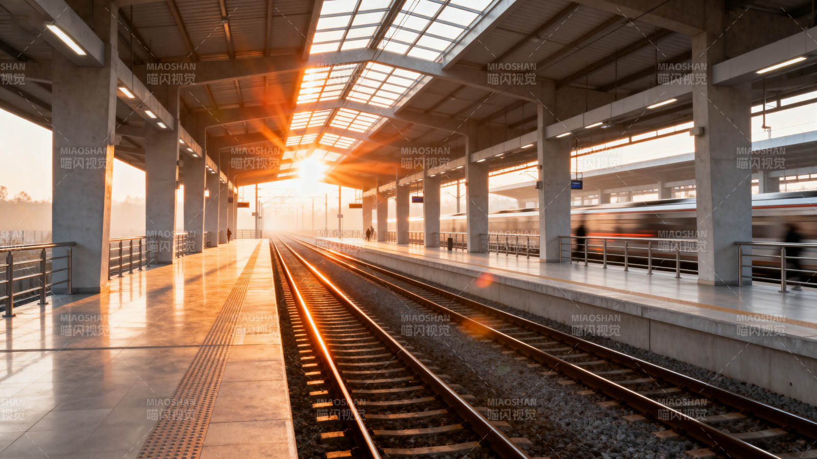 晨光中的车站图片
