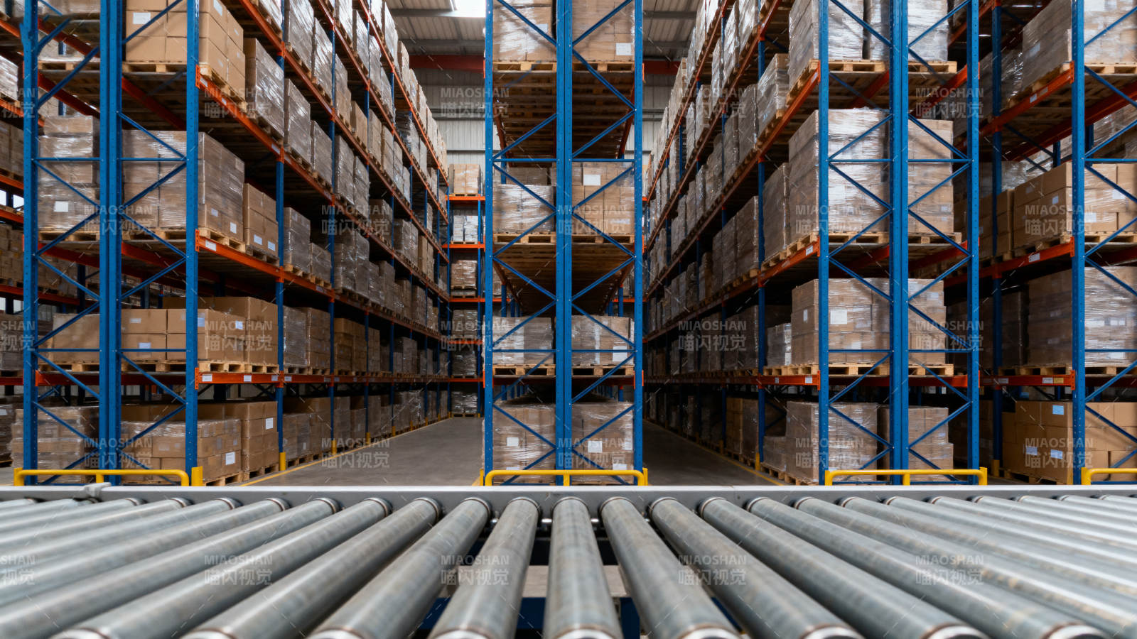 仓库货架与管道图片