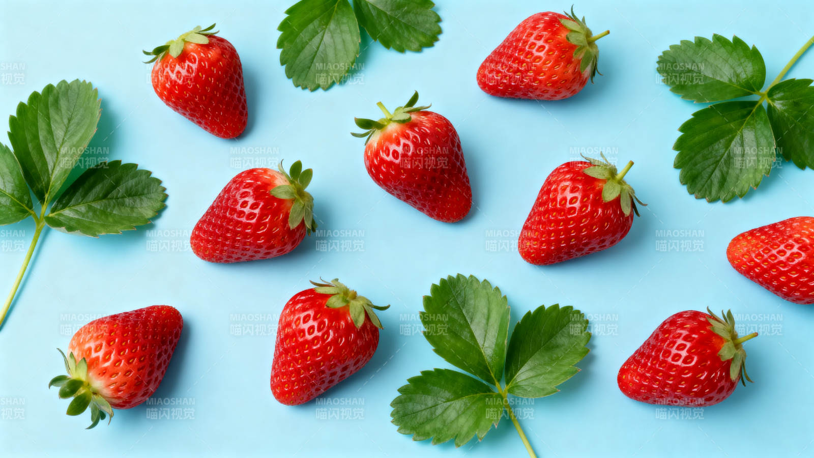 草莓与绿叶点缀图片