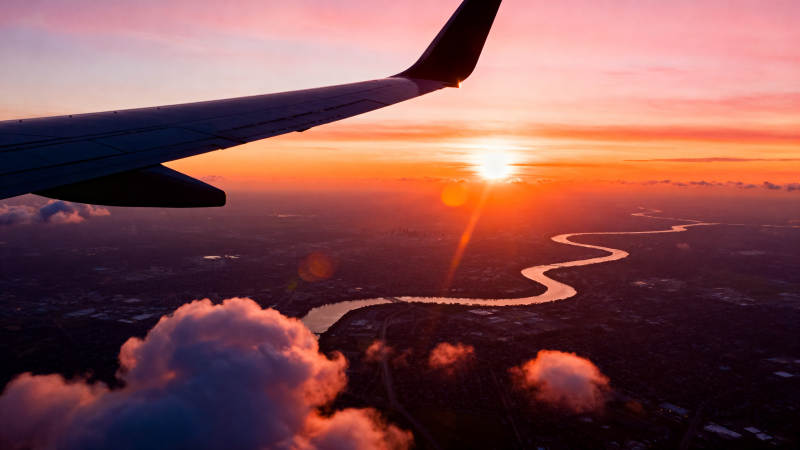 夕阳下的航程图片