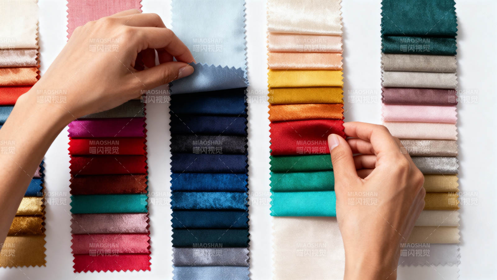 色彩斑斓的布料选择图片
