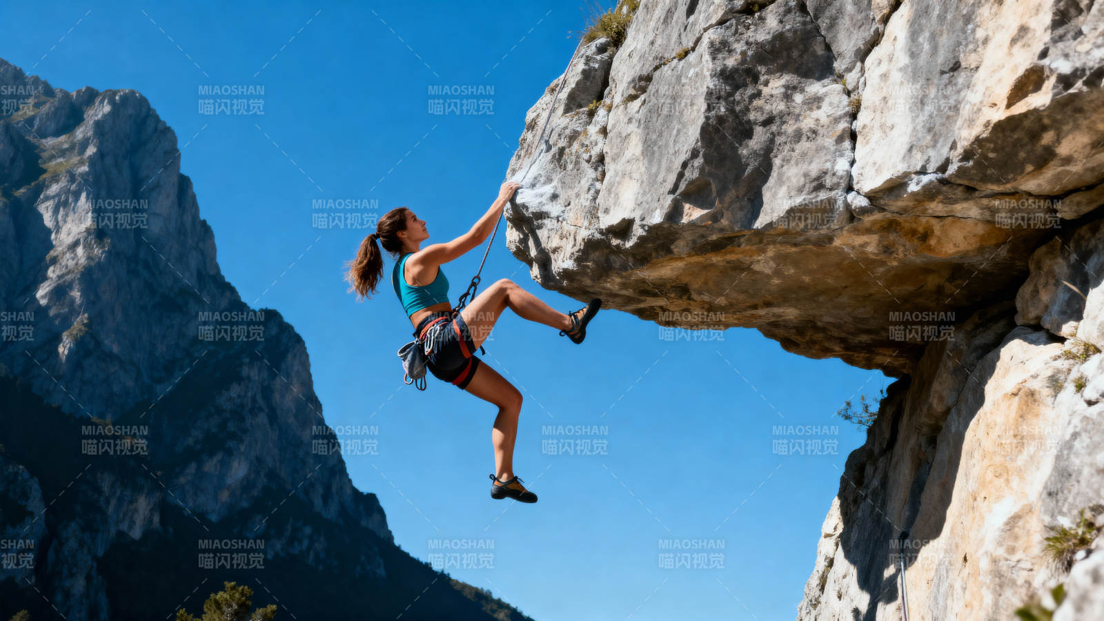 攀岩者挑战峭壁图片