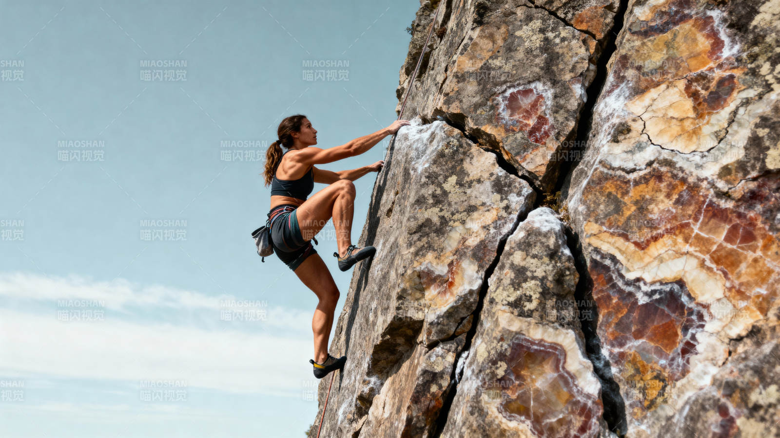 攀岩者挑战峭壁图片