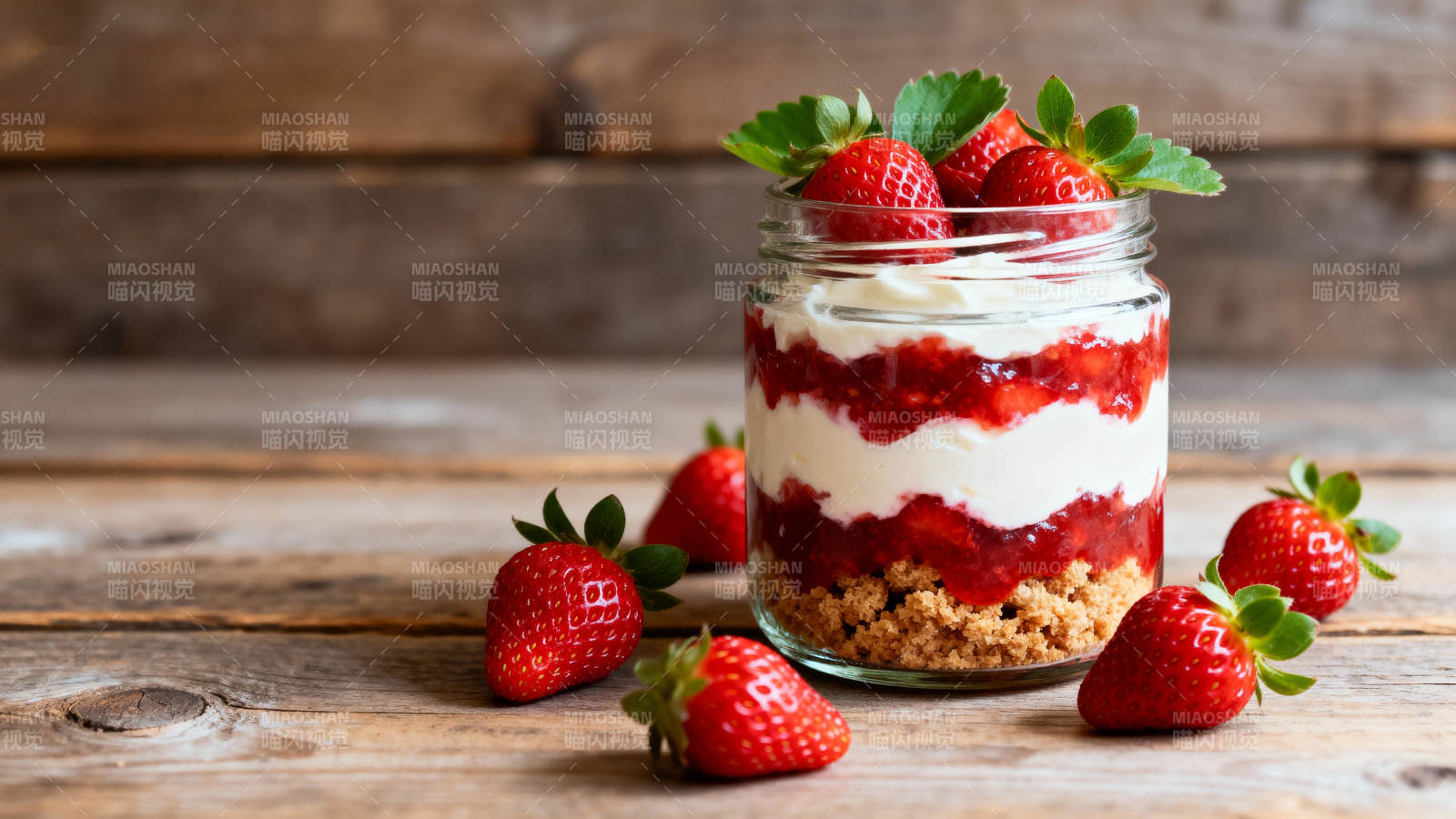 草莓酸奶杯图片