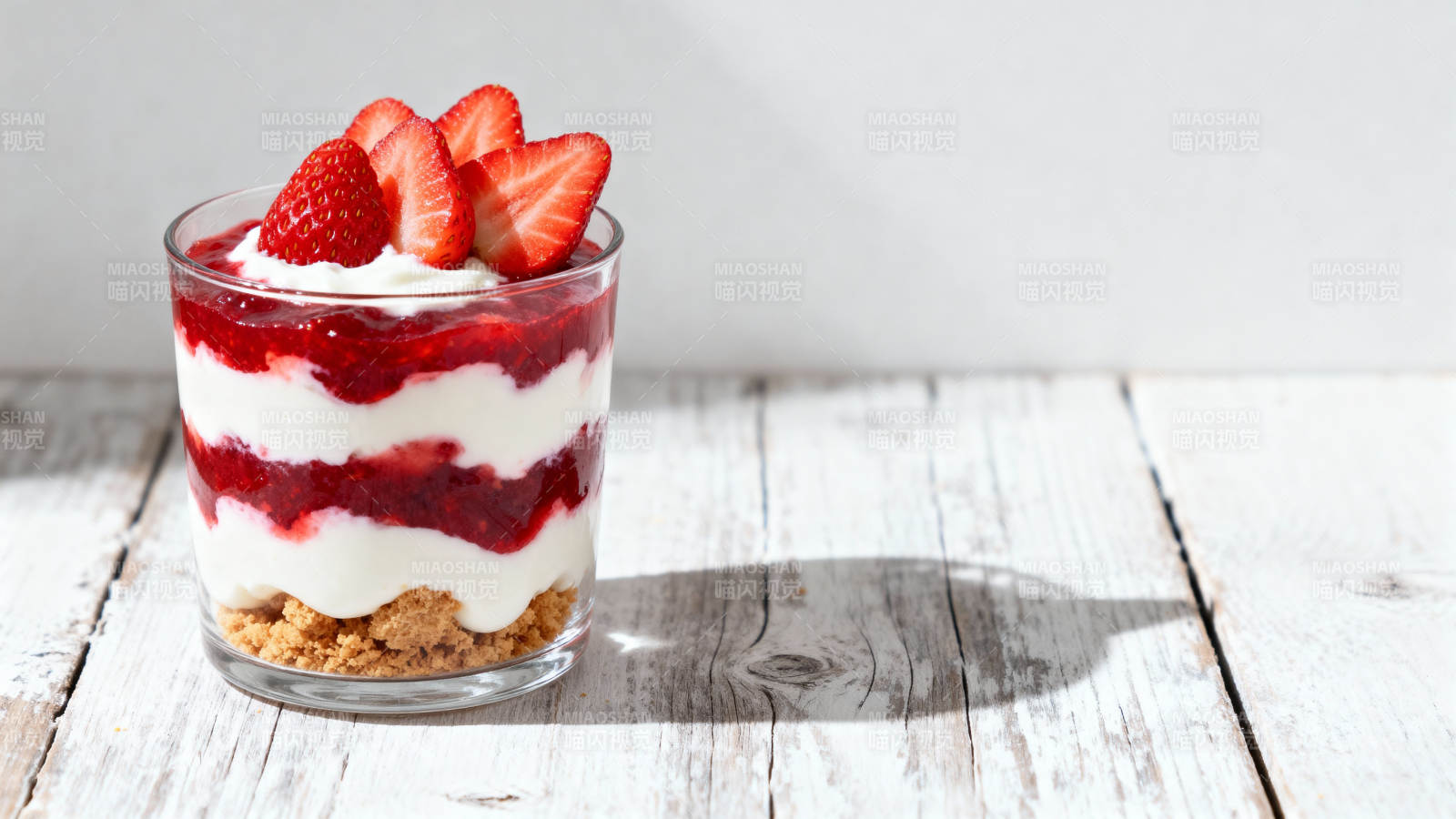 草莓奶油杯图片