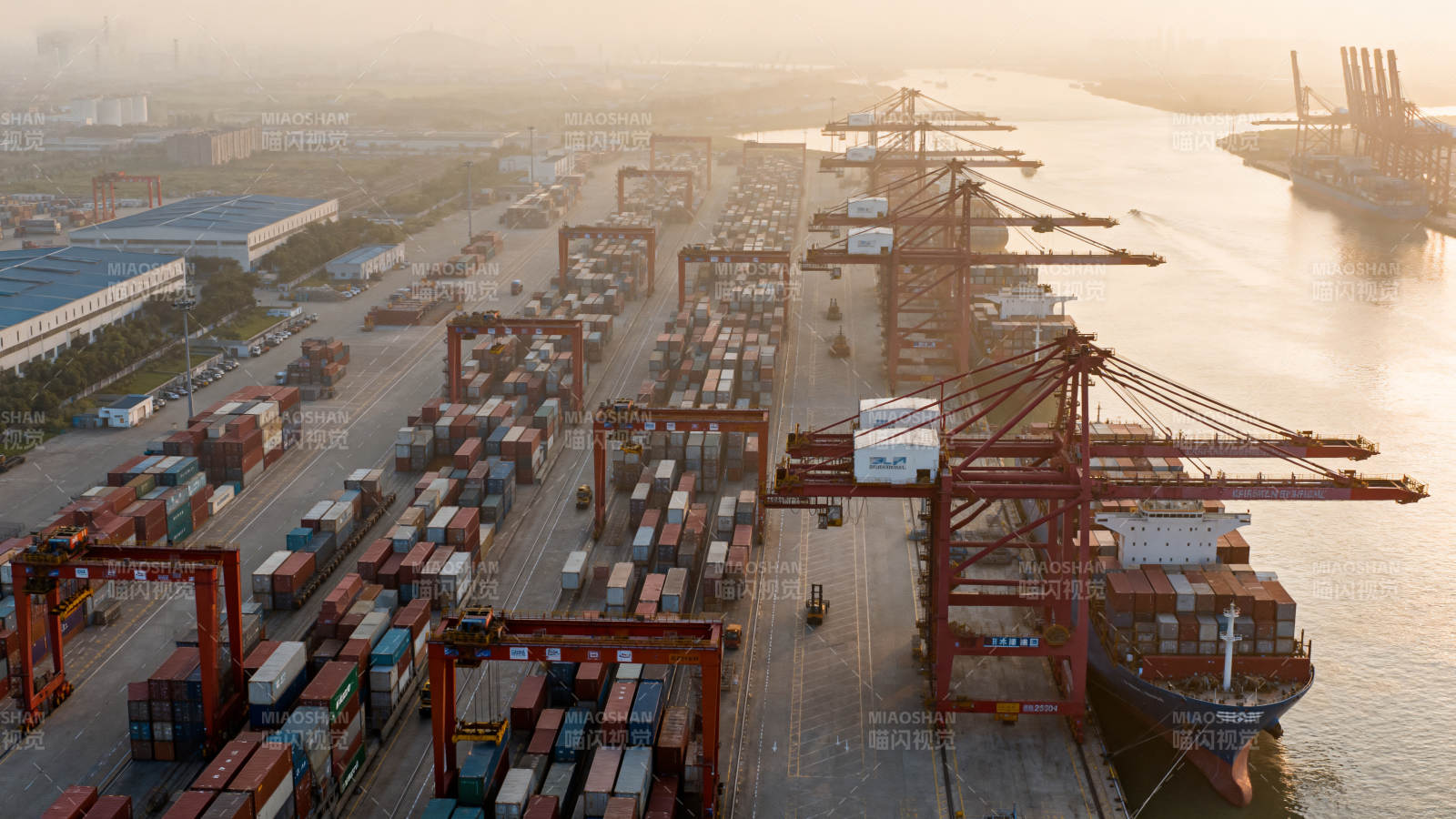 繁忙港口集装箱码头图片