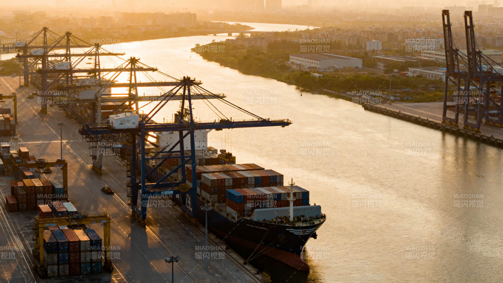 港口晨曦集装箱船图片