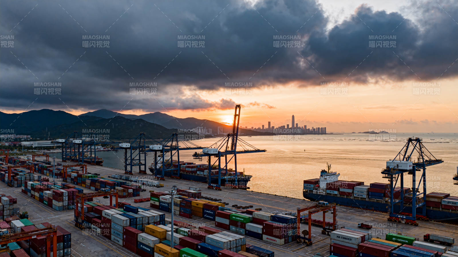 港口日落集装箱图片