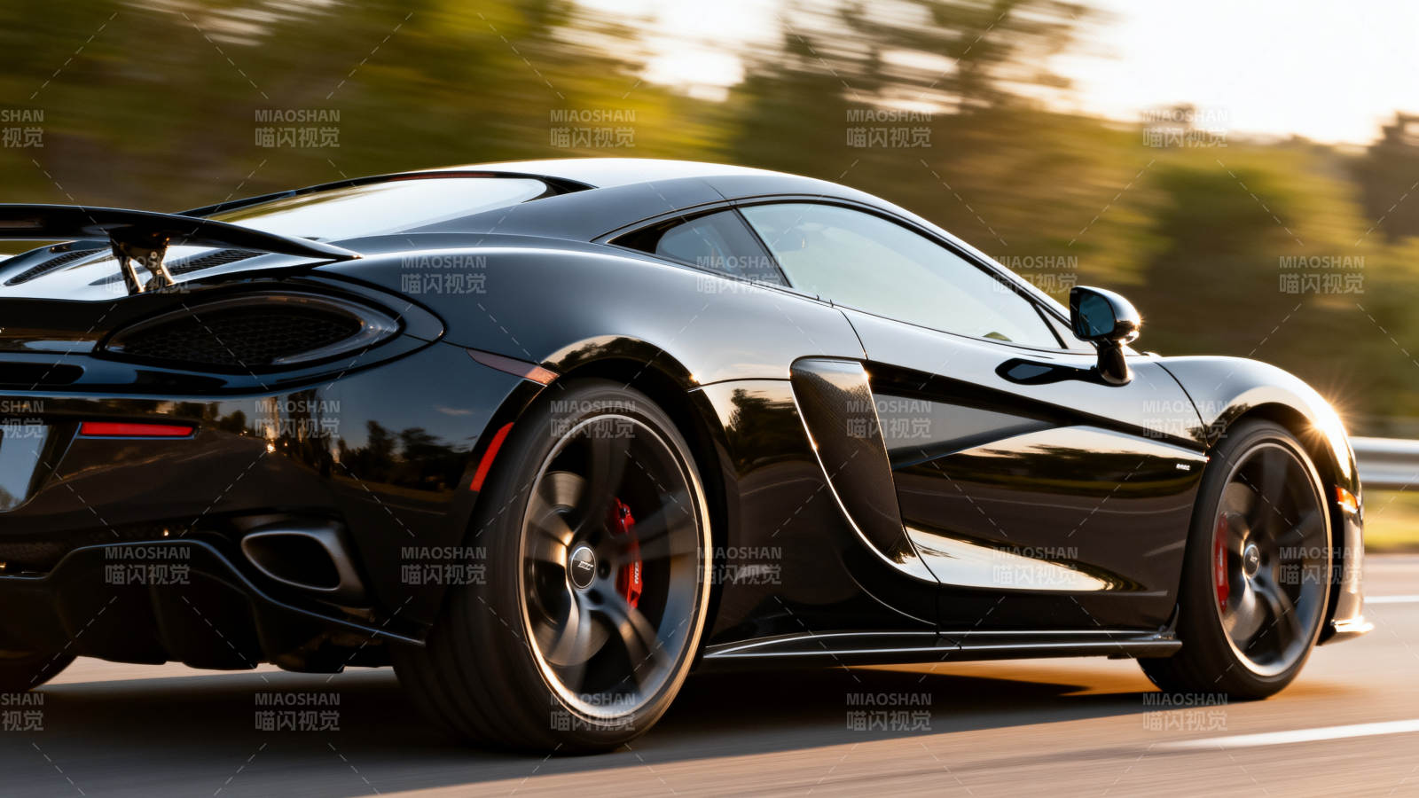 黑色超跑疾驰公路图片