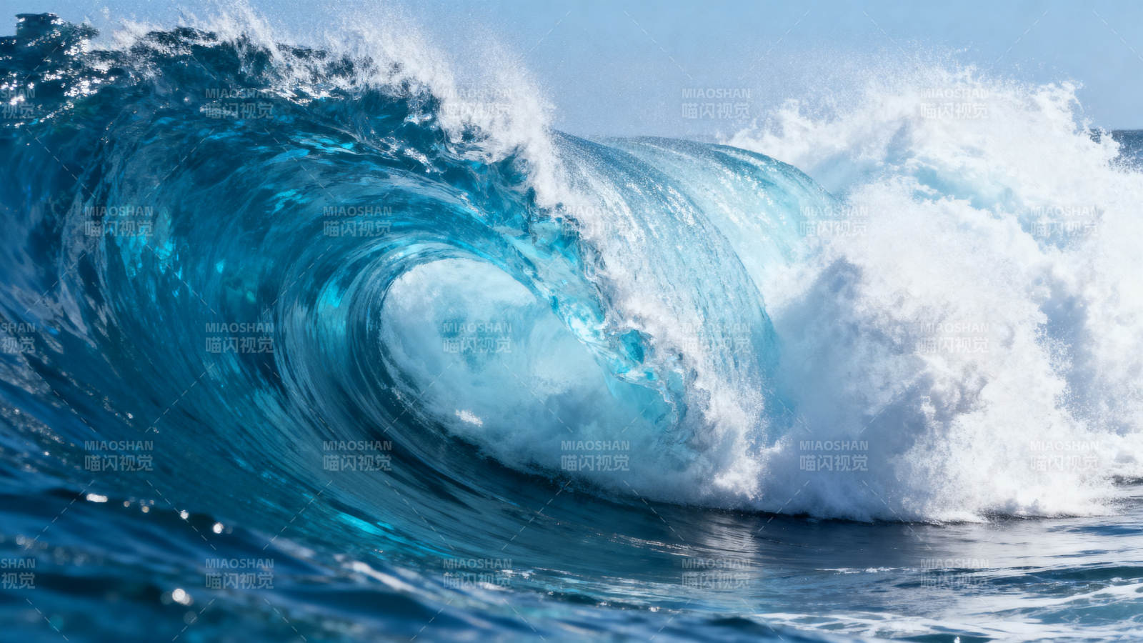 蔚蓝巨浪卷起图片