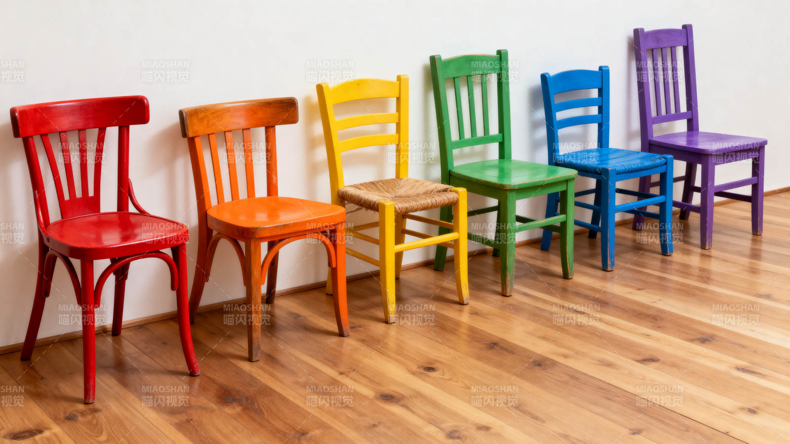 彩虹色椅子排列图片