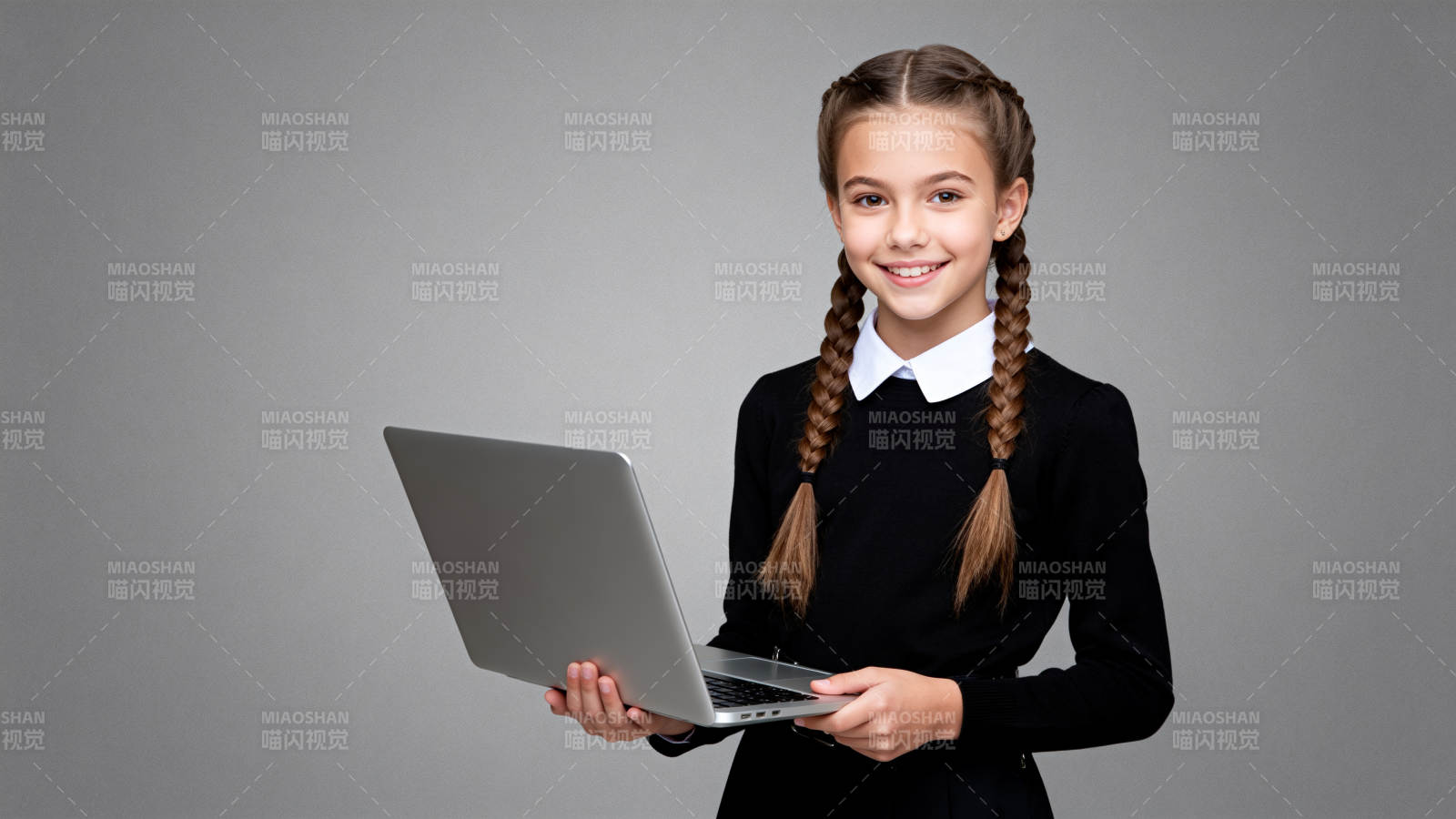 女孩手持笔记本电脑图片