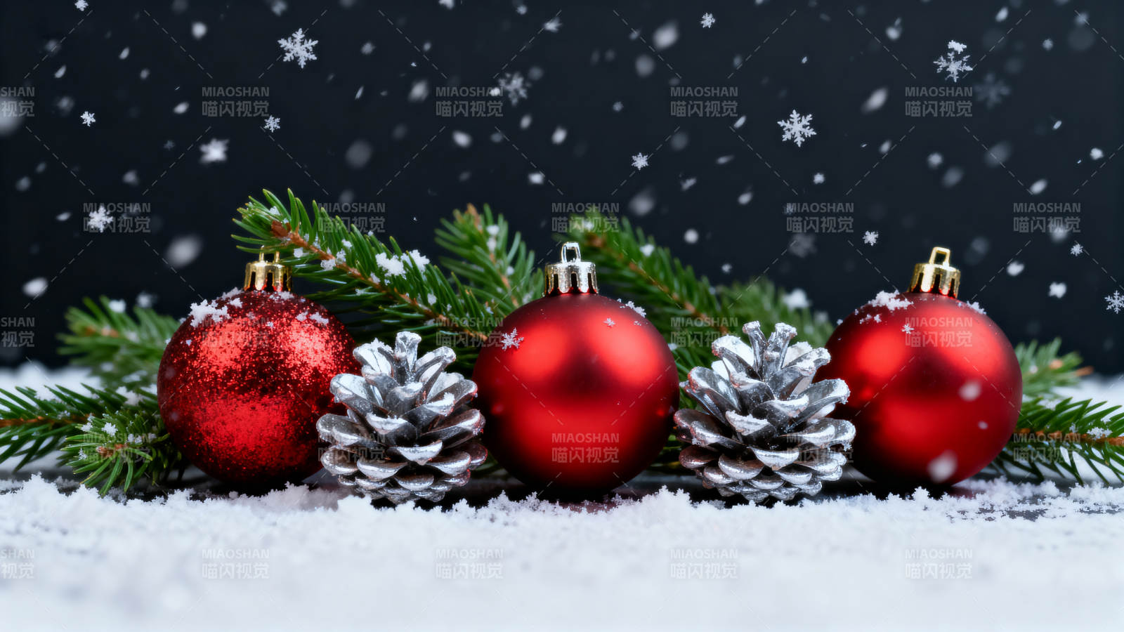 圣诞红球雪景图片