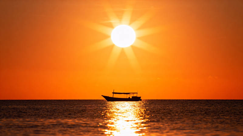 夕阳下的海船剪影图片