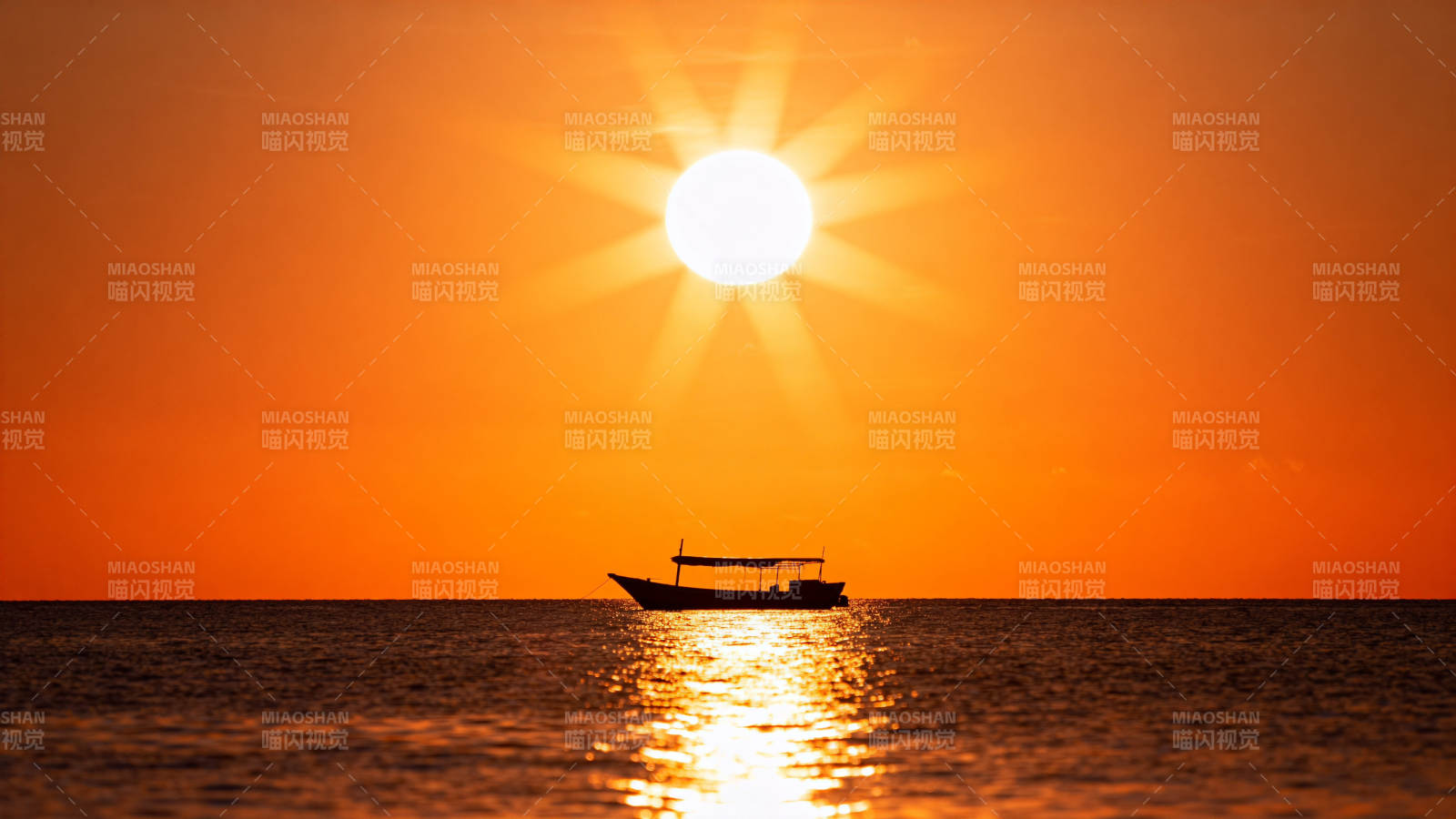 夕阳下的海船剪影图片