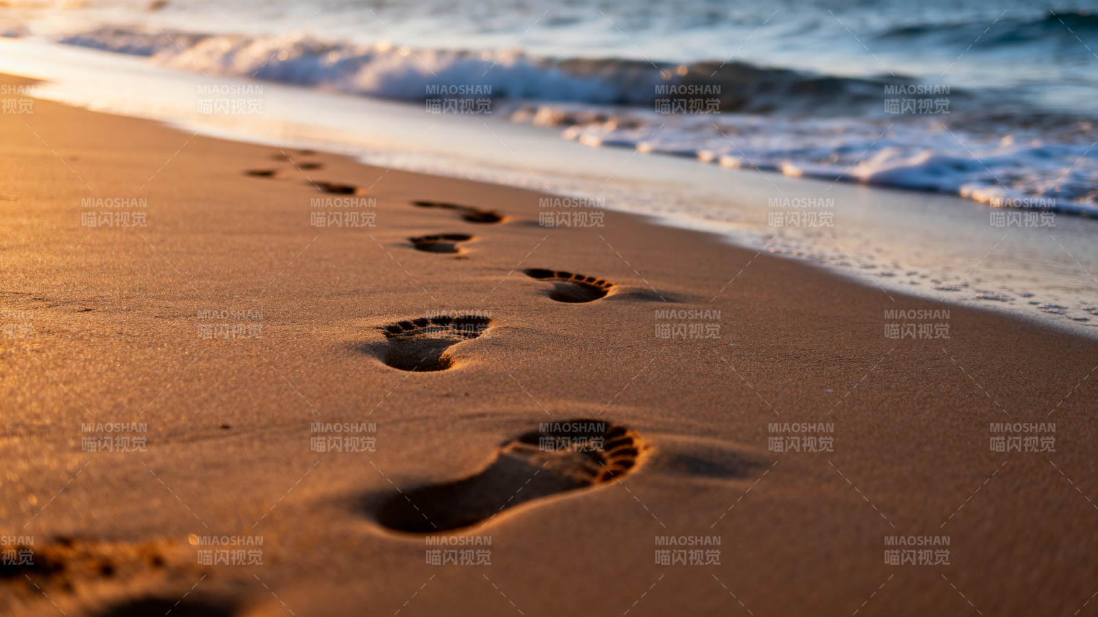 沙滩上的足迹图片
