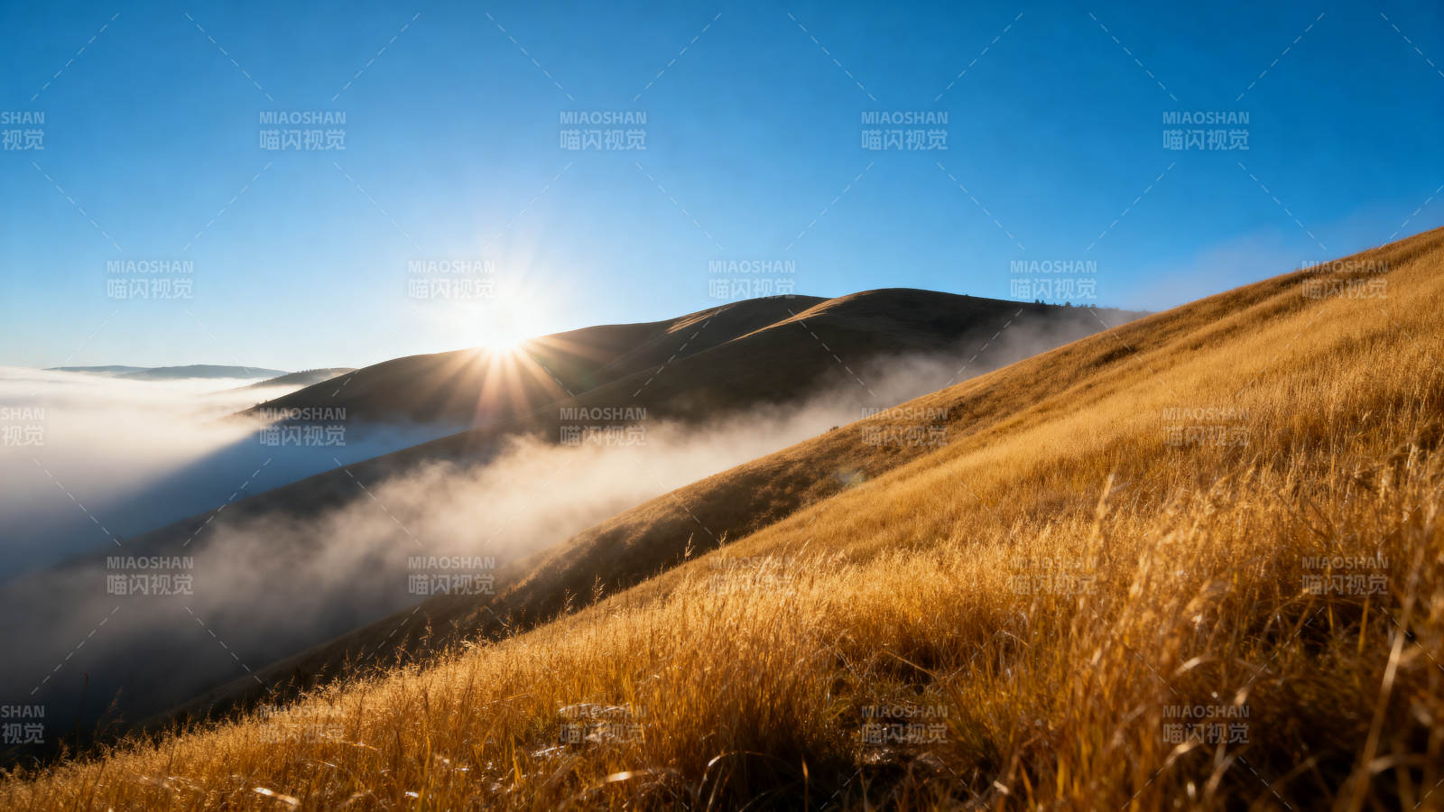 山间晨雾映朝阳图片